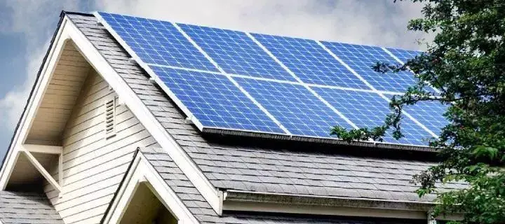 dach domu z panelami słonecznymi
