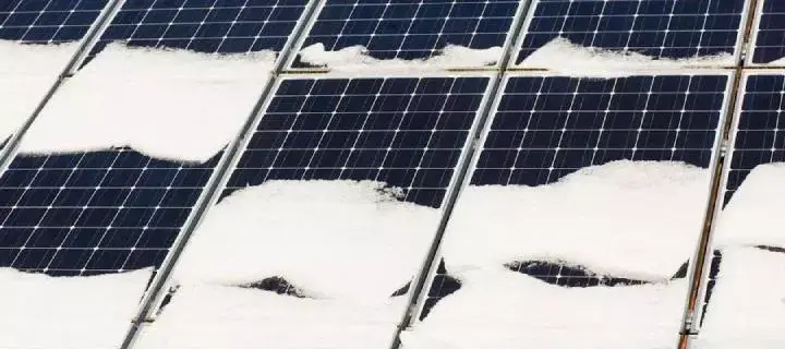 śnieg leży na panelach słonecznych