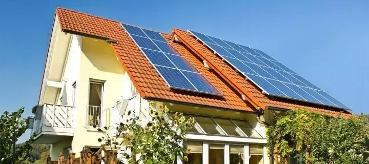 dom z panelami słonecznymi na dachu