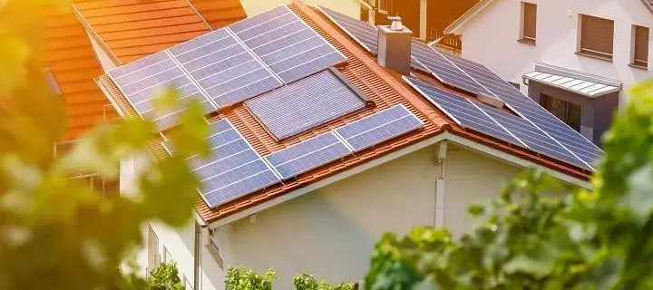 dach cały w panelach słonecznych