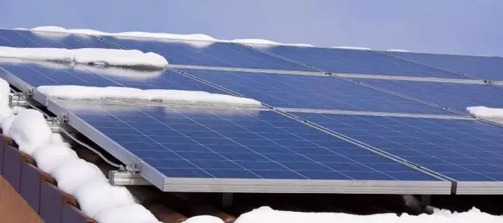 Kolektory słoneczne zasypane śniegiem