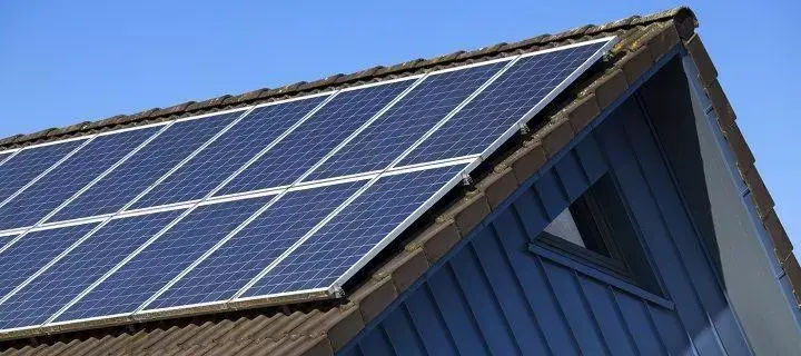 panele słoneczne na dachu